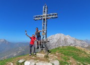 50 Alla croce di vetta di Cima Grem (2049 m) con vista in Arera